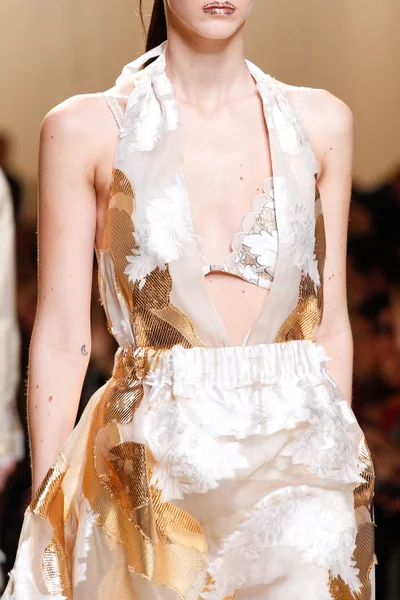 Look 100